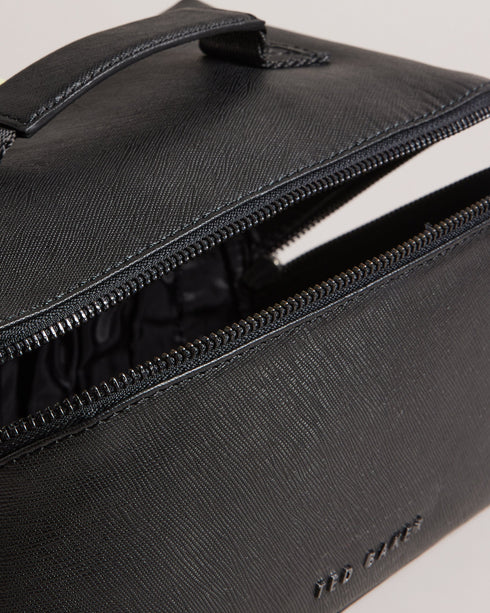 HANSS-Gifts-Crafted from Saffiano leather, the HANSS washbag has internal mesh pockets and a top handle for easy travelling. Sleek branded hardware completes the look. Washbag Saffiano leather Top handle Logo hardware on front Zip fastening Internal mesh pockets Dimensions: 24cm x 13cm x 13cm- Ted Baker Romania